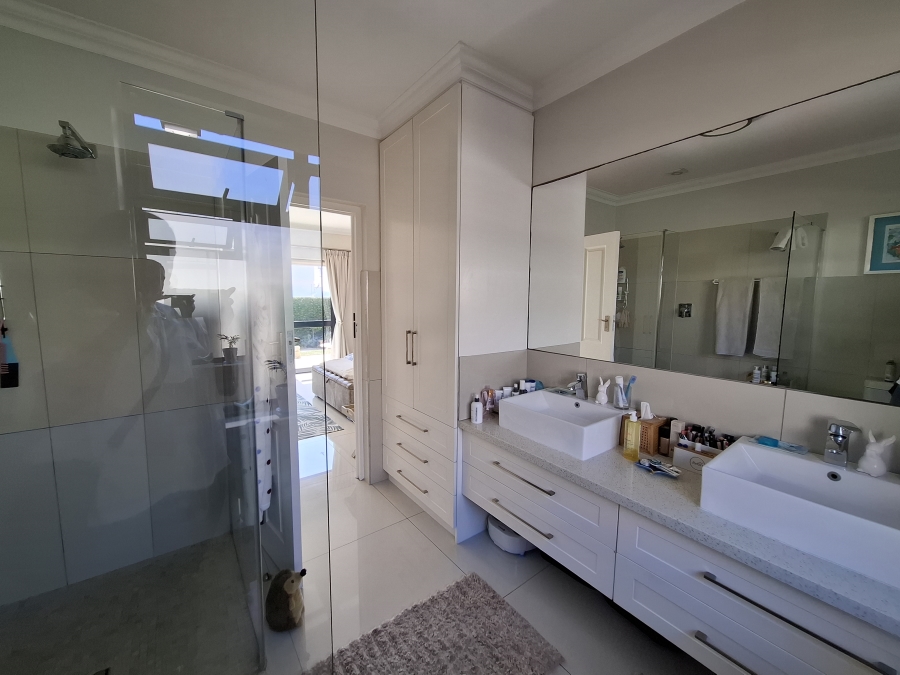 To Let 4 Bedroom Property for Rent in Bloubergstrand Western Cape